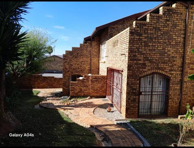2 BEDROOM TOWNHOUSE FOR SALE IN BRUMA